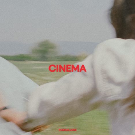 Text: „CINEMA“, „SUNDAY, JUNE“. Verschwommene Aufnahme von Menschen, die im Freien rennen.
