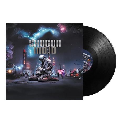 "SHOGUN MOJO" in hellem Stil, futuristische Stadt mit neonbeleuchteten Elementen, Person mit Gitarre und Samurai-Schwert.