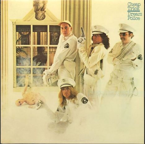 Oben rechts steht "Cheap Trick Dream Police". Vier Männer in weißen Uniformen mit Hüten, umgeben von Rauch.