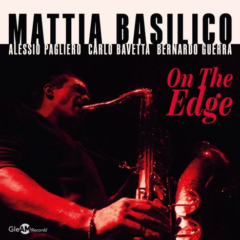 "MATTIA BASILICO" oben, darunter Namen mehrerer Künstler. "On The Edge" in Rot. Ein Mann spielt Saxophon in rotem Licht.