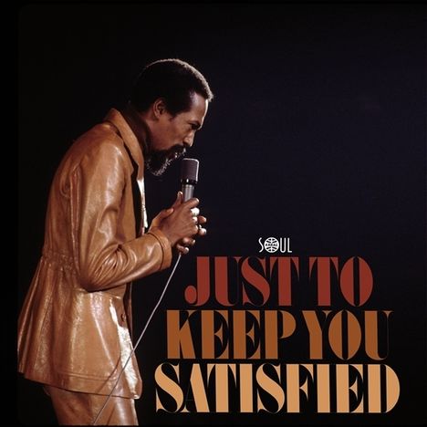„Just To Keep You Satisfied“ in großen Buchstaben. Ein Mann im goldenen Anzug singt mit einem Mikrofon.