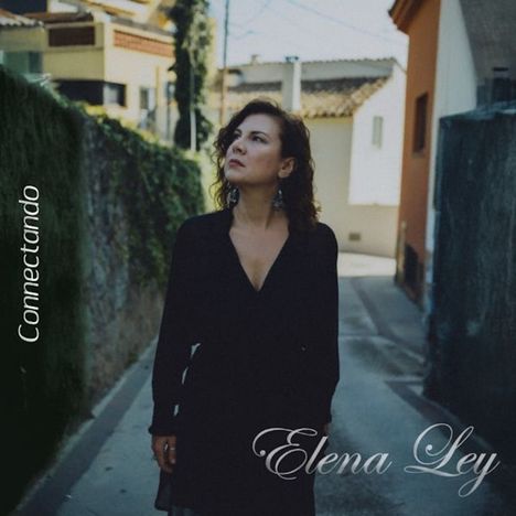 Text: "Connectando" und "Elena Ley". Eine Frau in einem engen, schmalen Weg schaut gedankenverloren nach oben.
