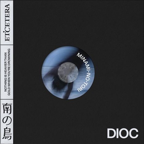 Texte: "ETCETERA", "NOTHING IS HEAVIER THAN GOLD WHEN YOU'RE DROWNING", "MINAMI-NOTORI", "DIOC". Schwarzer Hintergrund, kreisförmiges Bild in Blau.