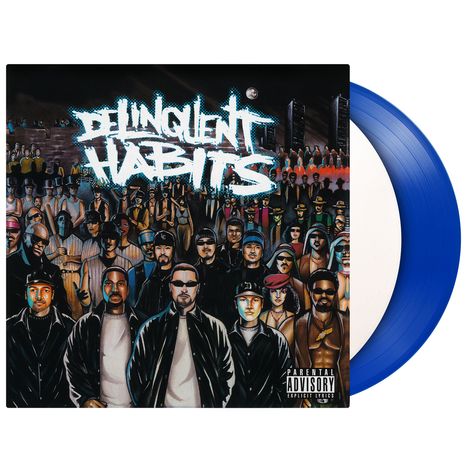 "DELINQUENT HABITS" steht in Graffiti-Schrift oben. Es zeigt eine Gruppe von Menschen in urbaner Umgebung. Blauer Vinyl im Hintergrund.