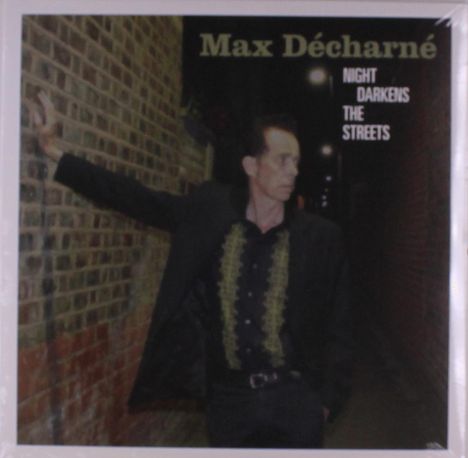 Texte: "Max Décharne", "Night Darkens the Streets". Eine Person lehnt nachts in einer engen Gasse an einer Ziegelwand.
