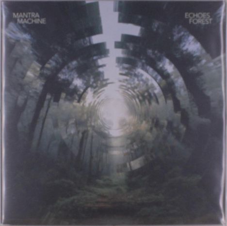Die oberen Ecken tragen die Worte "MANTRA MACHINE" und "ECHOES FOREST". Eine kreisförmige, verzerrte Waldansicht.