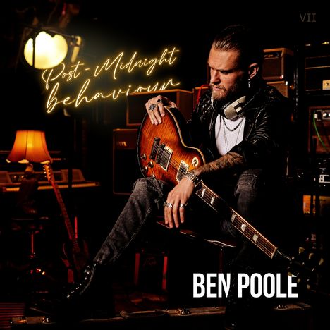 "Post-Midnight Behaviour" und "Ben Poole" vor dunklem Hintergrund mit Musiker, Gitarre und Verstärkern.
