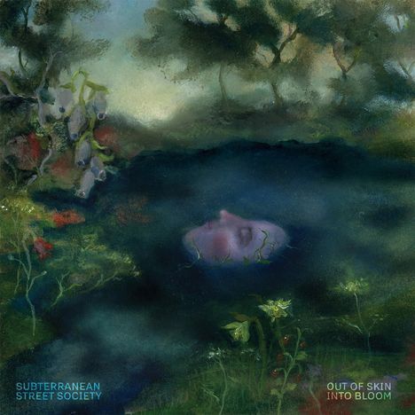 Text: „SUBTERRANEAN STREET SOCIETY“, „OUT OF SKIN INTO BLOOM“. Illustration eines Gesichts im Wasser, umgeben von Bäumen.