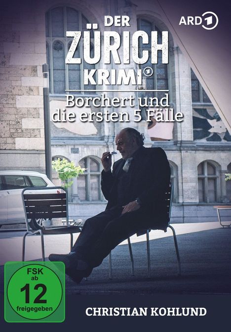 „Der Zürich Krimi: Borchert und die ersten 5 Fälle“. Mann sitzt rauchend auf einem Stuhl vor einem Gebäude. FSK 12 Logo.