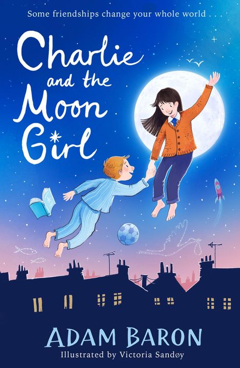 "Charlie and the Moon Girl" steht groß auf einem blauen Himmel. Ein Junge und ein Mädchen fliegen vor dem Mond.