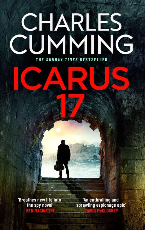 „CHARLES CUMMING“, „ICARUS 17“, Person im Mantel auf Steintreppe, hinten antike Stätte, Sonnenuntergang.