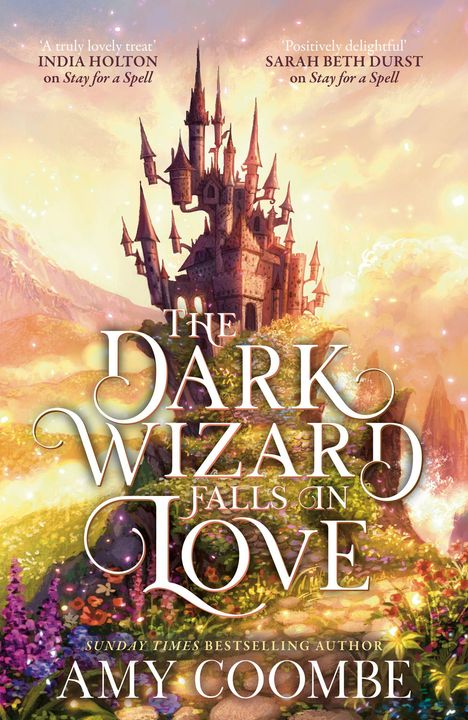 "THE DARK WIZARD FALLS IN LOVE" darunter "AMY COOMBE". Ein märchenhaftes Schloss thront auf einem Hügel bei Sonnenuntergang.