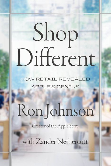 Texte: "Shop Different," "How Retail Revealed Apple's Genius," "Ron Johnson," "Creator of the Apple Store," "with Zander Nethercutt." Hintergrund zeigt einen Apple Store mit Menschen.