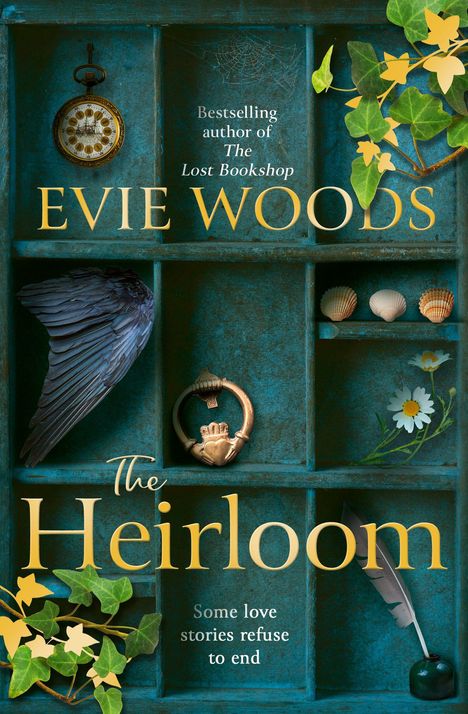 "Evie Woods, The Heirloom. Bestselling author of The Lost Bookshop. Some love stories refuse to end." Antiquitäten in Fächern.