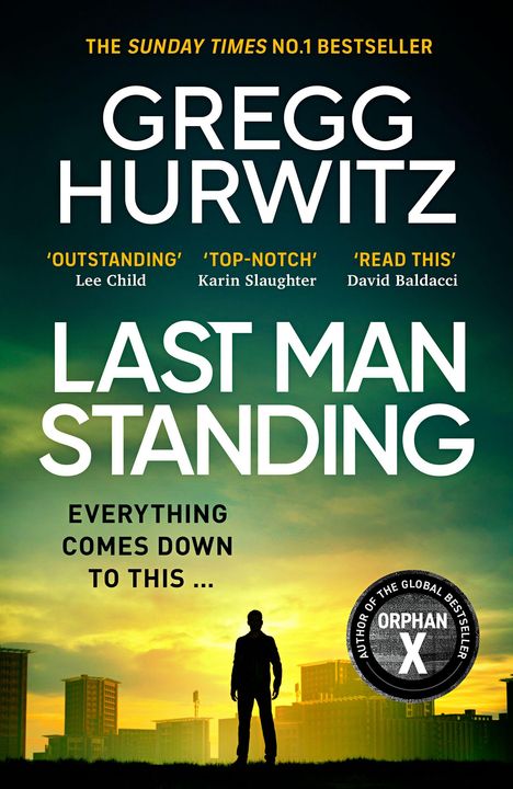 „THE SUNDAY TIMES NO.1 BESTSELLER“. Titel: „LAST MAN STANDING“. Silhouette vor Skyline im Sonnenuntergang.