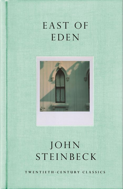 "East of Eden" von John Steinbeck, Twentieth-Century Classics. Ein Foto zeigt ein gotisches Fenster mit Schatten.
