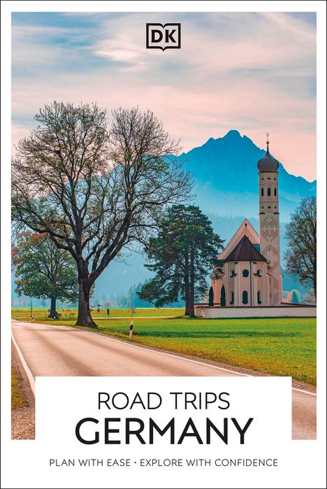 "ROAD TRIPS GERMANY. PLAN WITH EASE. EXPLORE WITH CONFIDENCE." Dorfkirche vor Bergkulisse und Bäume entlang der Straße.