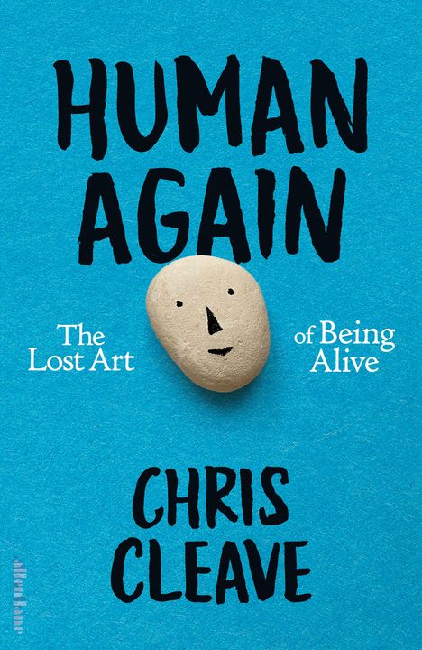 „HUMAN AGAIN“, „The Lost Art of Being Alive“, „CHRIS CLEAVE“. Ein Stein mit Gesicht auf blauem Hintergrund.