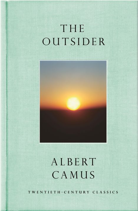 "The Outsider", "Albert Camus", "Twentieth-Century Classics". Unscharfer Sonnenuntergang auf hellgrünem Hintergrund.