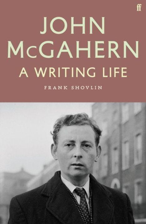 "JOHN McGAHERN A WRITING LIFE FRANK SHOVLIN" über einem historischen Foto eines Mannes im Anzug.