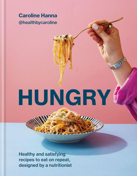 Caroline Hanna @healthbycaroline. HUNGRY. Spaghetti auf Gabel und Teller vor rosa Hintergrund.