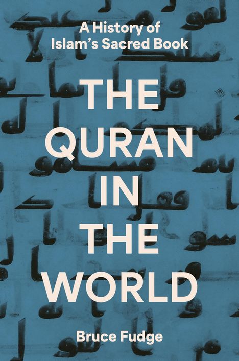 Text: "A History of Islam’s Sacred Book," "THE QURAN IN THE WORLD," "Bruce Fudge." Hintergrund mit arabischen Schriftzeichen.