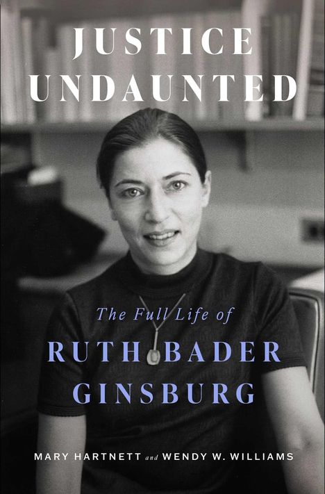 "Justice Undaunted: The Full Life of Ruth Bader Ginsburg." Schwarz-weiß Foto von Ginsburg lächelnd, sitzend.