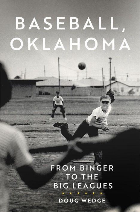 Text: "BASEBALL, OKLAHOMA. FROM BINGER TO THE BIG LEAGUES. DOUG WEDGE." Schwarz-Weiß-Foto eines Baseballspiels.