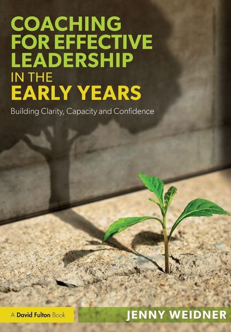 „Coaching for Effective Leadership in the Early Years“; ein junger Spross wirft einen großen Schatten auf die Wand.