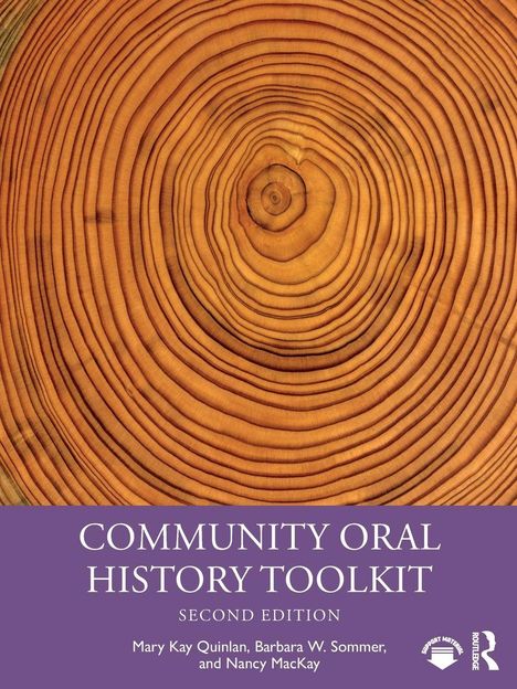 „Community Oral History Toolkit“, zweite Ausgabe. Illustration aus Baumrindenringen, violette Fläche unten.