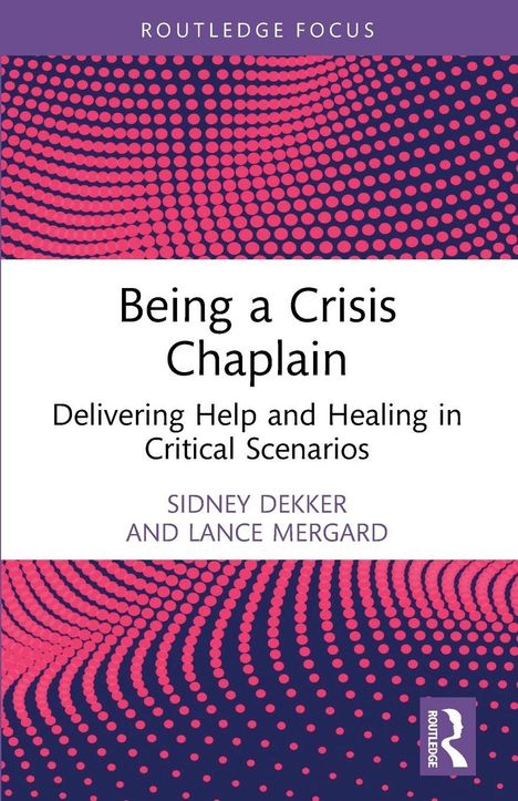 „Being a Crisis Chaplain: Delivering Help and Healing in Critical Scenarios“ von Sidney Dekker und Lance Mergard. Oben „ROUTLEDGE FOCUS“. Unten ein stilisiertes Muster aus pinken Punkten auf violettem Hintergrund.