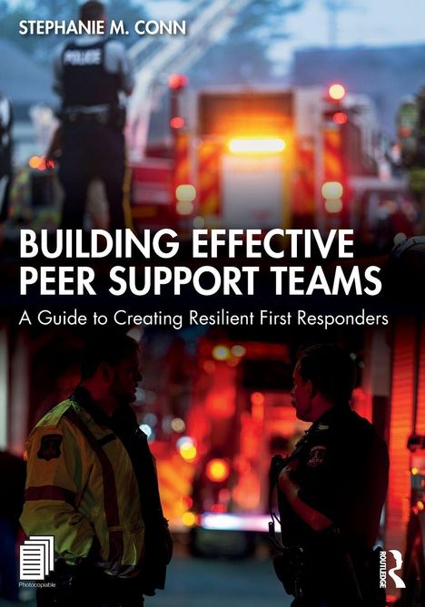 "Building Effective Peer Support Teams: A Guide to Creating Resilient First Responders." Zwei Menschen in Uniformen im Gespräch.