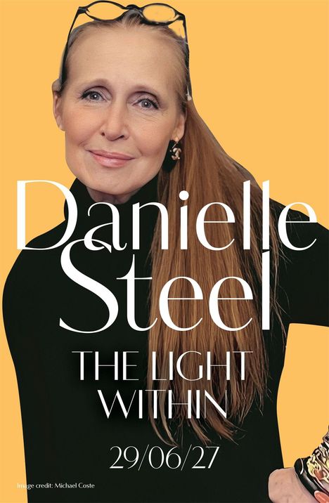 Texte: „Danielle Steel“, „THE LIGHT WITHIN“, „29/06/27“. Eine Frau mit langen Haaren und Brille auf dem Kopf vor gelbem Hintergrund.