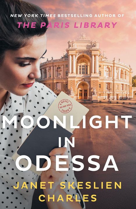Titel: „Moonlight in Odessa“. Autorin: Janet Skeslien Charles. Frau hält Buch vor Opernhaus in Odessa, Abendlicht.