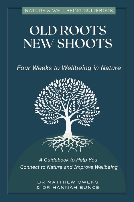 "Nature & Wellbeing Guidebook. Old Roots New Shoots. Baumillustration mit Wurzeln, dunkelblauer Hintergrund."
