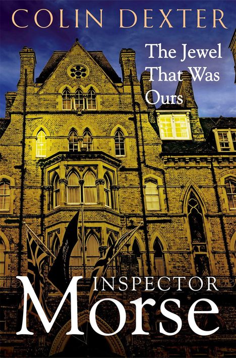 „Colin Dexter. The Jewel That Was Ours. Inspector Morse“ auf altem, beleuchtetem Gebäude mit gotischen Fenstern.