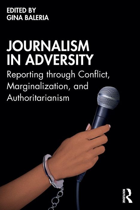 „Journalism in Adversity: Reporting through Conflict, Marginalization, and Authoritarianism“, Mikrofon in einer Hand mit Handschellen.