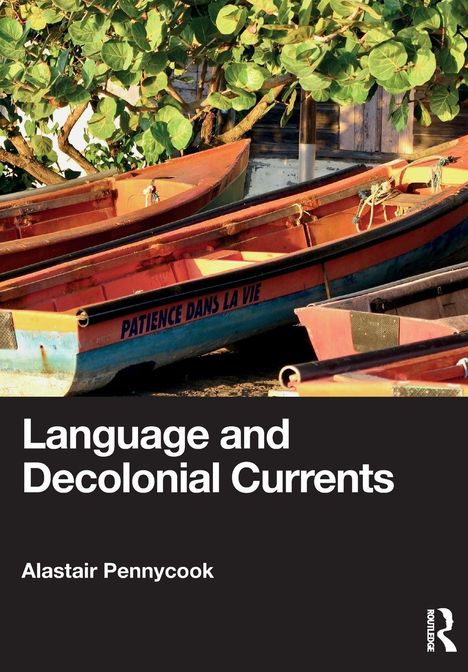 "Language and Decolonial Currents. Alastair Pennycook. 'PATIENCE DANS LA VIE' auf einem Boot. Viele Boote und grüne Blätter."