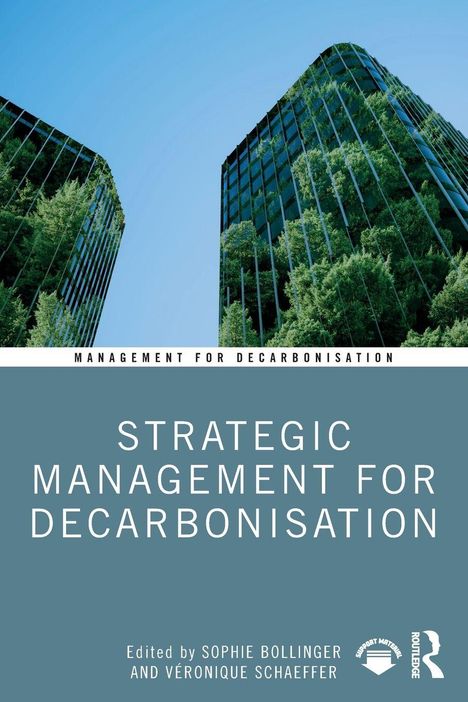 "Management for Decarbonisation" und "Strategic Management for Decarbonisation". Zwei grüne, bepflanzte Gebäude.