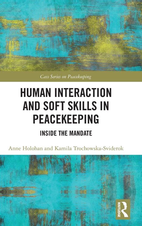 Titel: Human Interaction and Soft Skills in Peacekeeping. Autoren: Anne Holohan und Kamila Trochowska-Sviderok. Abstrakte Texturen in Blau und Gelb.