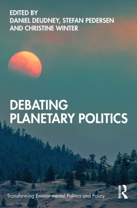 "Debating Planetary Politics" von Deudney, Pedersen, Winter. Waldszene im Vordergrund, orangeroter Himmel im Hintergrund.
