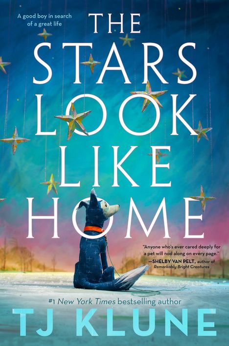 Ein Hund blickt zu hängenden Sternen, umgeben von den Worten "THE STARS LOOK LIKE HOME" und "TJ KLUNE".