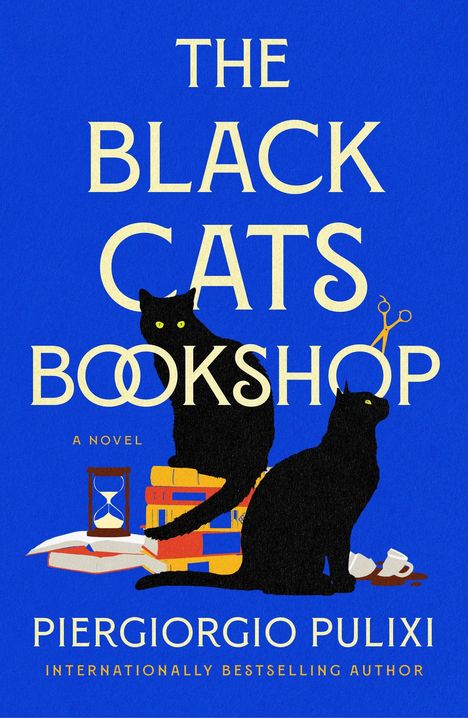 "The Black Cats Bookshop" steht in großen Buchstaben. Zwei schwarze Katzen sitzen auf Büchern, eine hat Scheren über dem Kopf.
