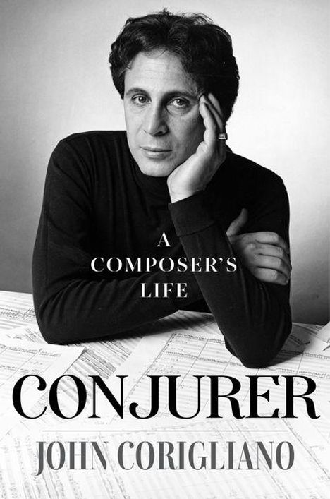 Text: "A Composer's Life, Conjurer, John Corigliano." Schwarz-weißes Porträt eines Mannes an einem Tisch mit Notenblättern.