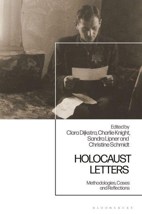 "Holocaust Letters: Methodologies, Cases and Reflections." Ein Mann liest in gedämpftem Licht ein Dokument.