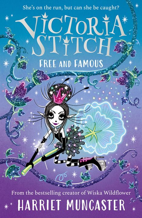 „Victoria Stitch: Free and Famous“ von Harriet Muncaster. Eine Elfe mit Krone fliegt auf einem Zauberstab, umgeben von Glitzer.