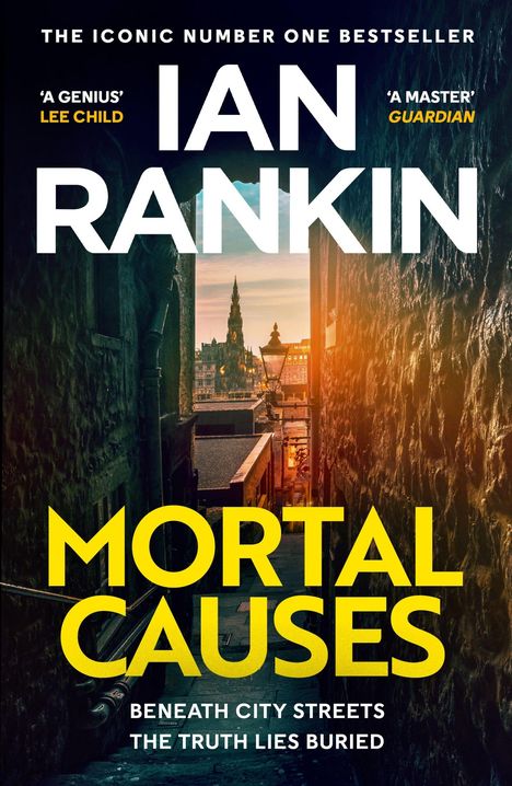 „THE ICONIC NUMBER ONE BESTSELLER“, „IAN RANKIN“, „MORTAL CAUSES“. Schwarz-weißes Bild von Person in schmaler Gasse.