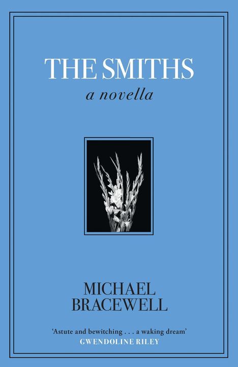 "The Smiths", eine Novelle von Michael Bracewell, Gwendoline Riley zitiert. Schwarz-weißes Blumenbild auf blauem Hintergrund.