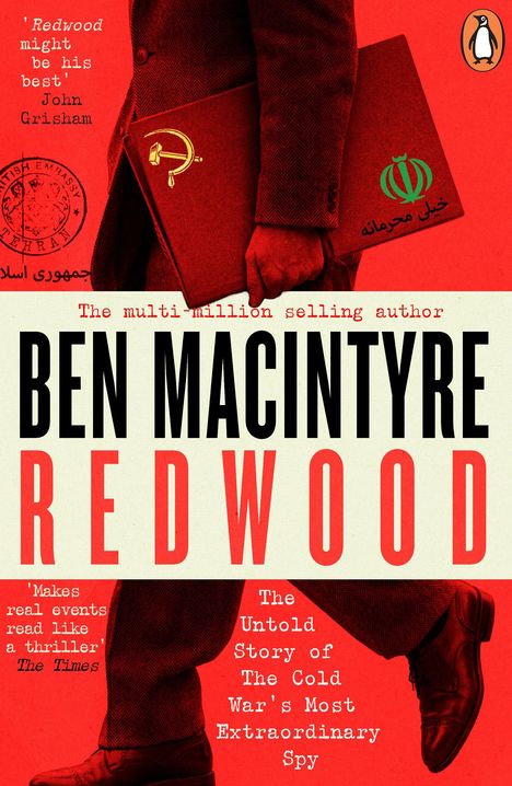 'Redwood might be his best' John Grisham. Ben Macintyre Redwood. Ein Mann hält ein Buch mit Hammer und Sichel Symbol.