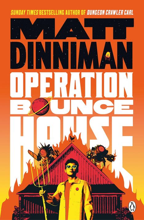 "Matt Dinniman, Operation Bounce House." Ein Mann mit Heugabel vor einem brennenden Scheunenbild, Roboter im Hintergrund.